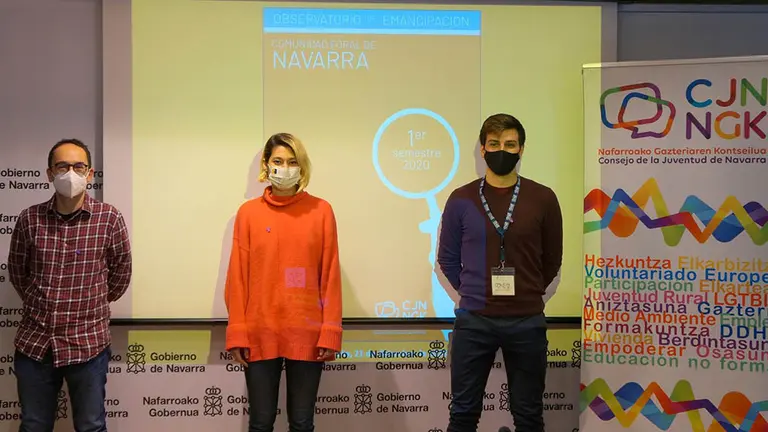 El presidente del Consejo de la Juventud de Navarra (CJN), Juan Gutiérrez, la presidenta del Consejo de la Juventud de España (CJE), Elena Ruiz, y el sociólogo Joffre López. CONSEJO DE LA JUVENTUD DE NAVARRA