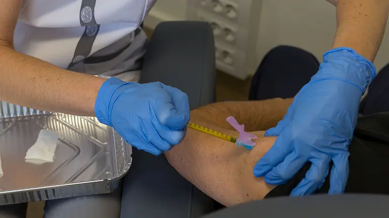 Primer paciente navarro que recibe la vacuna en fase III de Janssen contra la Covid-19 en la Clínica Universidad de Navarra. CEDIDA