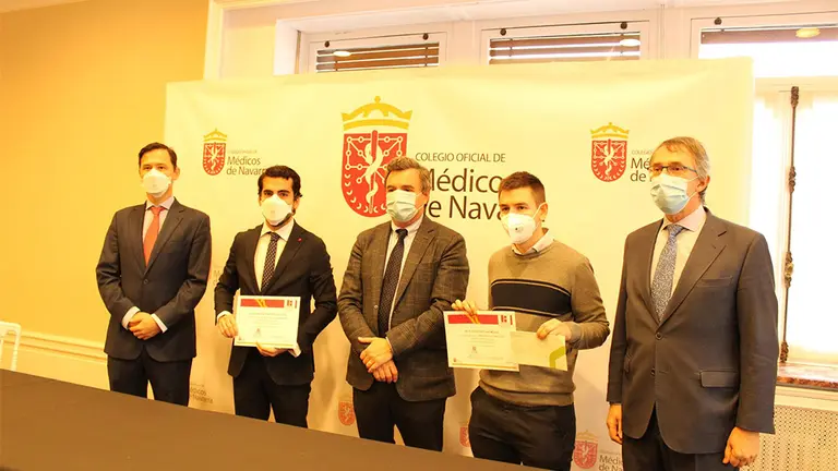 Manuel Landecho, Carlos Bérniz, Rafael Teijeira, Daniel de Frutos y Enrique Ordieres, en la entrega de las Becas Dr. Ignacio Landecho del Colegio de Médicos de Navarra. COLEGIO DE MÉDICOS