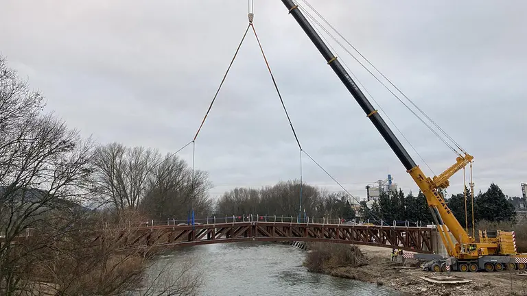 Nueva pasarela sobre el río Arga instalada entre los términos de Arazuri y Ororbia. MANCOMUNIDAD DE LA COMARCA DE PAMPLONA
