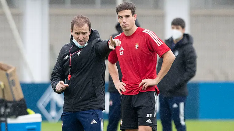 El técnico rojillo, Jagoba Arrasate, durante el entrenamiento antes del partido frente al Elche. OSASUNA