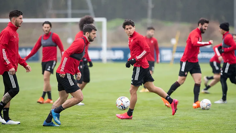 Los jugadores de Osasuna se ejercitan antes del partido frente al Elche. OSASUNA