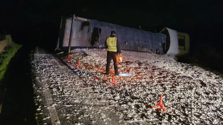 Accidente en Carcastillo, en la NA-8604, donde un camión ha volcado perdiendo 20 toneladas de piedra GUARDIA CIVIL