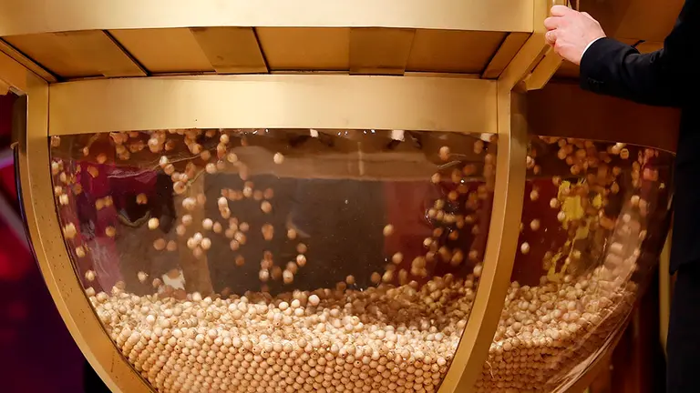 MADRID, 22/12/2020.- Las bolas se preparan para el Sorteo Extraordinario de Navidad en el Teatro Real, este martes en Madrid. La ilusión vuelve a las nueve de esta mañana al Teatro Real de Madrid, que acoge un año más el Sorteo Extraordinario de la Lotería de Navidad, aunque este 2020 pasará a la historia por celebrarse sin público y con unas medidas especiales por el protocolo anticovid. EFE/J.J. Guillén
