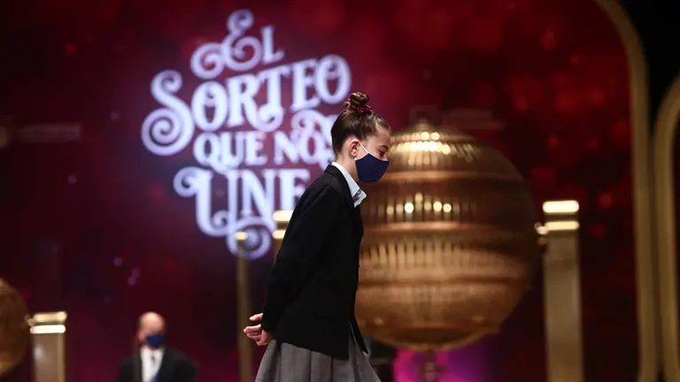 Una de las niñas de la residencia de San Ildefonso durante la celebración del Sorteo Extraordinario de la Lotería de Navidad 2020 en el Teatro Real de Madrid (España), a 22 de diciembre de 2020.
Eduardo Parra / Europa Press
22/12/2020