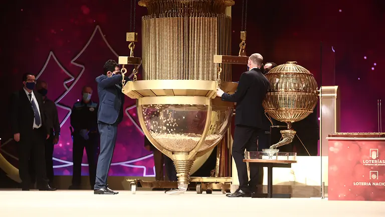 Prueba de las bolas del bombo antes de comenzar la celebración del Sorteo Extraordinario de la Lotería de Navidad 2020 en el Teatro Real de Madrid (España), a 22 de diciembre de 2020.
Eduardo Parra / Europa Press
22/12/2020