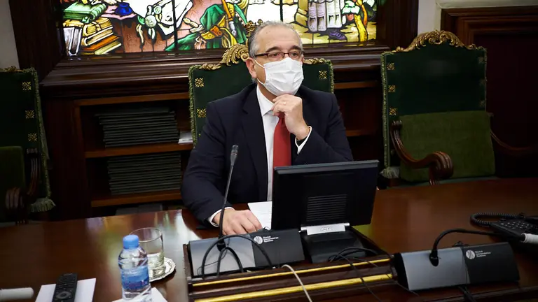 Enrique Maya, alcalde de Pamplona, durante el pleno. PABLO LASAOSA