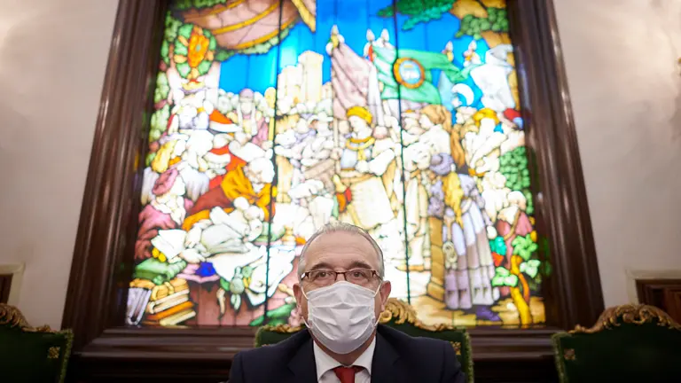 Enrique Maya, alcalde de Pamplona, durante el pleno. PABLO LASAOSA