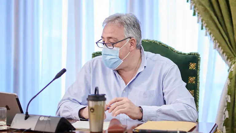 Joseba Asirón durante el pleno del Ayuntamiento de Pamplona. PABLO LASAOSA