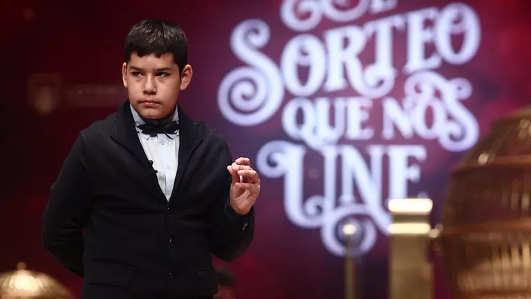 22/12/2020 Uno de los niños de la residencia de San Ildefonso, Samuel Dávalos Durán canta dos de los quintos premios de la Lotería de Navidad, el `19371´ y el `49.760´ durante la celebración del Sorteo Extraordinario de la Lotería de Navidad 2020 en el Teatro Real de Madrid (España), a 22 de diciembre de 2020.
SOCIEDAD 
Eduardo Parra - Europa Press
