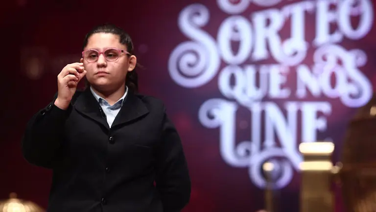 Una de las niñas de la residencia de San Ildefonso, Nerea Pareja Martínez canta uno de los quintos premios de la Lotería de Navidad, el `55.483´  durante la celebración del Sorteo Extraordinario de la Lotería de Navidad 2020 en el Teatro Real de Madrid (España), a 22 de diciembre de 2020.
SOCIEDAD 
Eduardo Parra - Europa Press