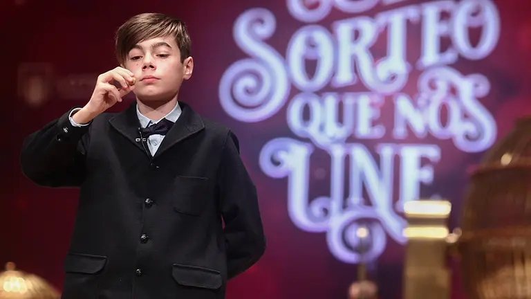 Uno de los niños de la residencia de San Ildefonso, Unai Barón Maldonado canta el cuarto premio de la Lotería de Navidad, el `75.981´  y uno de los quintos premios `28.674 ´durante la celebración del Sorteo Extraordinario de la Lotería de Navidad 2020 en el Teatro Real de Madrid (España), a 22 de diciembre de 2020.
Eduardo Parra / Europa Press
22/12/2020
