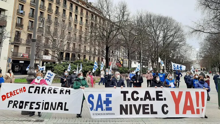 Concentración de técnicos sanitarios ante el Parlamento foral. SAE