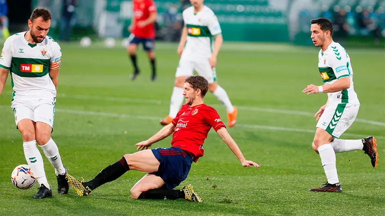 El jugador del Elche Gonzalo Verdú, y el jugador de Osasuna Darko Brasanac (c), durante el partido de la jornada 15 de LaLiga Santander que se disputa en el estadio Manuel Martínez Valero.- EFE/ Ramón
