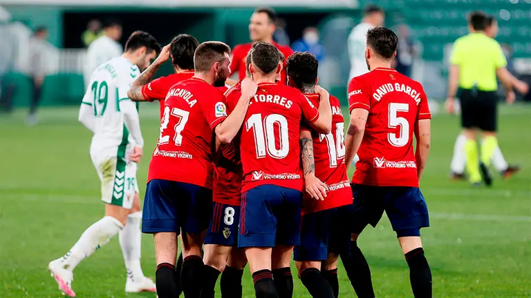 El jugador de Osasuna Rubén García (2d), celebra su gol contra el Elche, durante el partido de la jornada 15 de LaLiga Santander que se disputa en el estadio Manuel Martínez Valero.- EFE/ Ramón