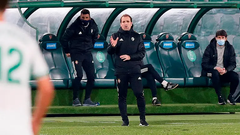 El entrenador del Osasuna Jagoba Arrasate, durante el partido contra el Elche, en la jornada 15 de LaLiga Santander que se disputa en el estadio Manuel Martínez Valero.- EFE/ Ramón