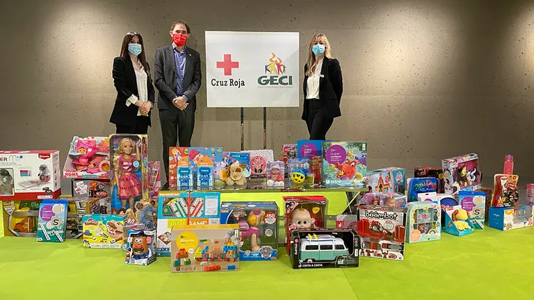 De izquierda a derecha, Eva Castillo, delegada de Grupo de Empleados El Corte Inglés en Navarra; Rafael Huarte, presidente de Cruz Roja Navarra; y Beatriz Latasa, trabajadora de El Corte Inglés de Pamplona. EL CORTE INGLÉS