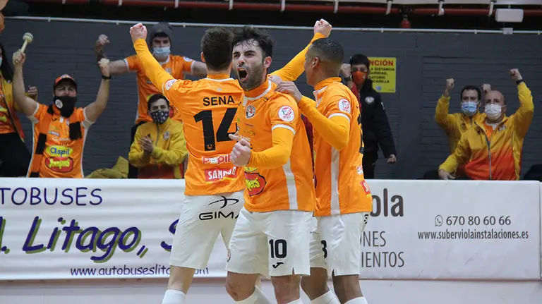 El Ribera Navarra celebra su triunfo con la afición en Tudela. Cedida.