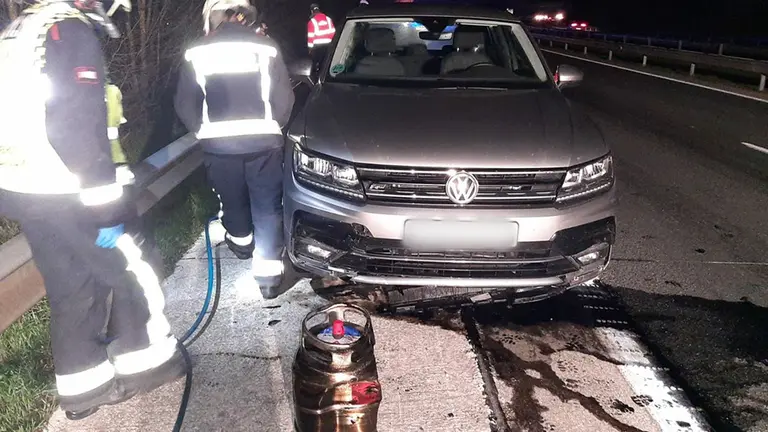 Vehículo siniestrado en la autovía de Navarra tras chocar contra una bombona de propano. BOMBEROS DE NAVARRA