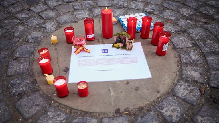 Vecinos de Paz colocan un Belén con velas en la Vuelta del Castillo en recuerdo y homenaje a las víctimas del terrorismo, en el lugar donde fue asesinado por ETA Juan Atarés en 1985. PABLO LASAOSA