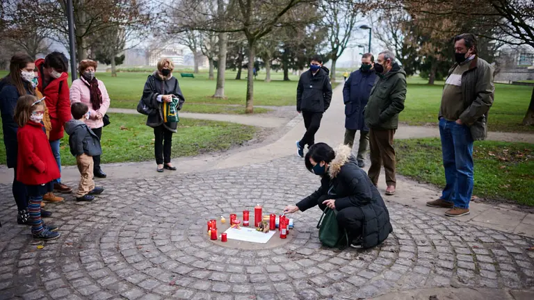 Vecinos de Paz colocan un Belén con velas en la Vuelta del Castillo en recuerdo y homenaje a las víctimas del terrorismo, en el lugar donde fue asesinado por ETA Juan Atarés en 1985. PABLO LASAOSA