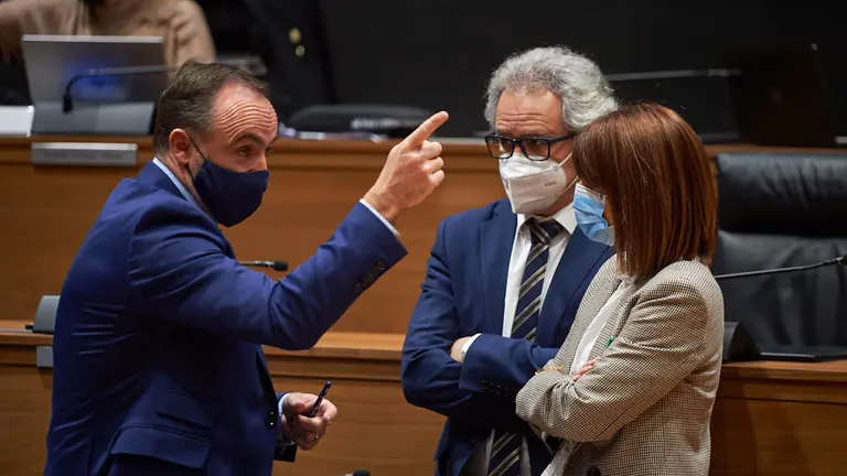 Javier Esparza, portavoz de Navarra Suma, habla con Perez Nievas durante el pleno del parlamento de Navarra. MIGUEL OSÉS
