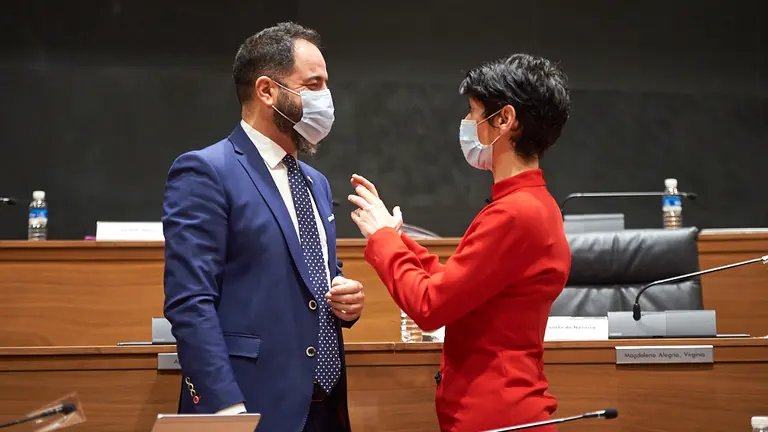 La consejera de Hacienda, Elma Saiz, habla con el portavoz del PSN, Ramón Alzorriz, durante el pleno del parlamento de Navarra. MIGUEL OSÉS