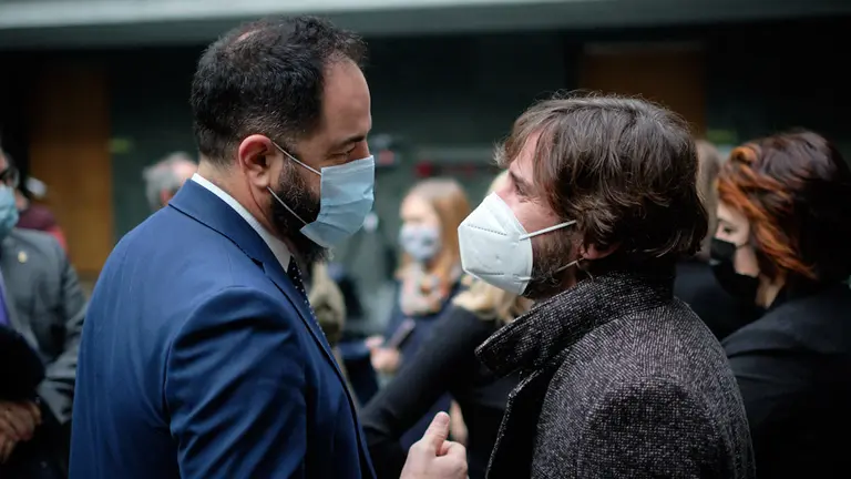 Ramón Alzorriz, portavoz del PSN, habla con Mikel Buil, miembro de Podemos, durante el pleno del parlamento de Navarra. MIGUEL OSÉS