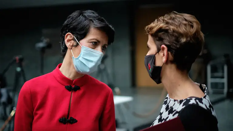 Elma Saiz, consejera de Economia y Hacienda, hablc aon la presidenta del Gobierno de Navarra, María Chivite, durante el pleno del parlamento de Navarra. MIGUEL OSÉS