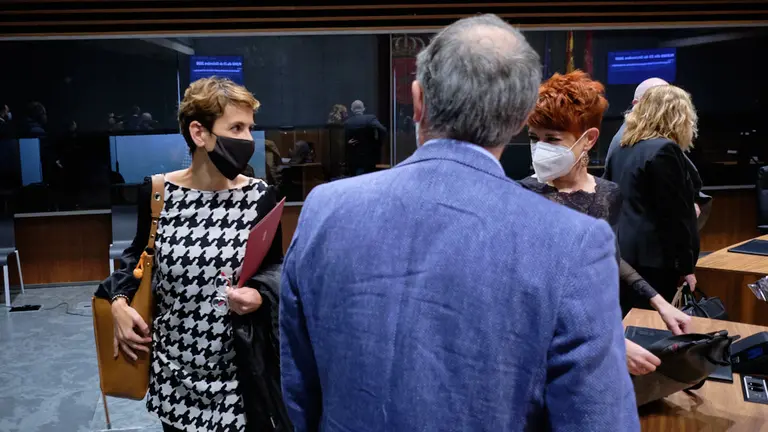 María Chivite, presidenta del Gobierno de Navarra (i), habla con Bakartxo Ruiz (d), portavoz de EH Bildu, durante el pleno del parlamento de Navarra. MIGUEL OSÉS