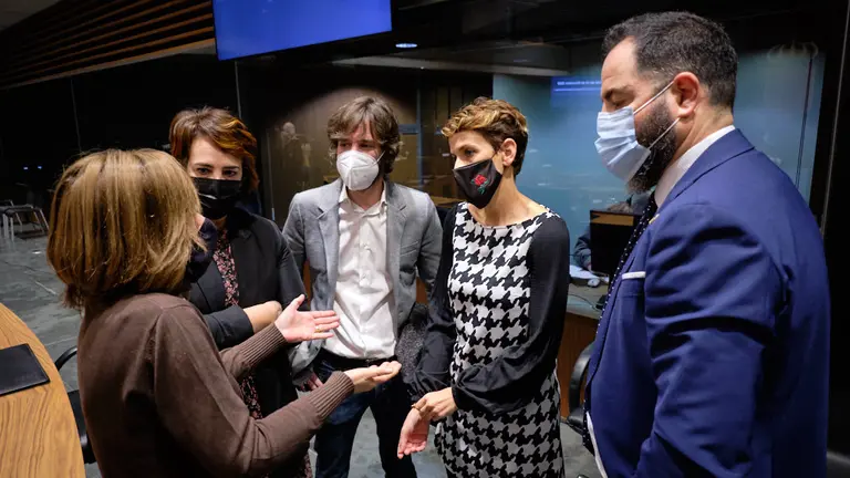 La presidenta del Gobierno de Navarra, María Chivite (c) habla con la portavoz de Geroa Bai, Uxue Barkos (i), junto a Ainhoa Aznarez (2ª i), Mikel Buil (c) y Ramón Alzorriz (d), durante el pleno del parlamento de Navarra. MIGUEL OSÉS
