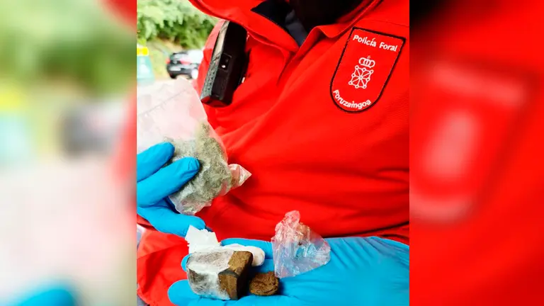 Imagen de la Policía Foral con droga incautada tras un control en el término de Santesteban. POLICÍA FORAL