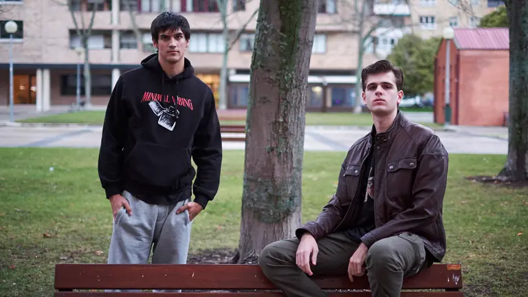 Óscar Ilundáin y Raúl Jordán acaban de lanzar la tercera colección de su marca de ropa, 'Minimal Vibing'. PABLO LASAOSA