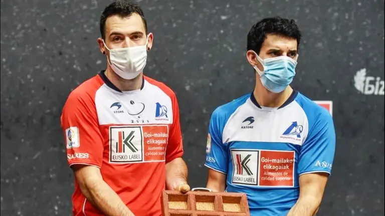 Los pelotaris Erik Jaka y Jokin Altuna durante la elección de material. Cedida.