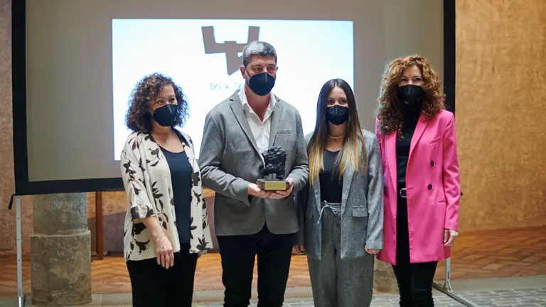 El escritor e investigador Fernando Hualde recibe el premio Txondorra-Carbón Vegetal 2020, un galardón que otorga la Asociación Amigos Olentzero en colaboración con el Ayuntamiento de Pamplona. PABLO LASAOSA