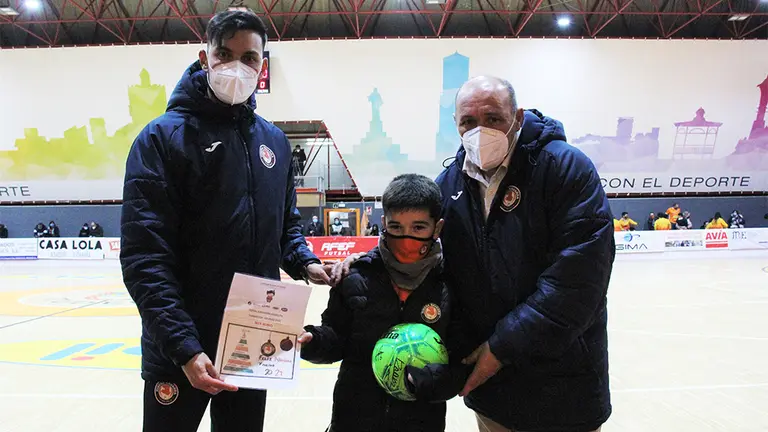 Iker Rubio recibe el regalo del club Ribera Navarra en Tudela. Cedida.