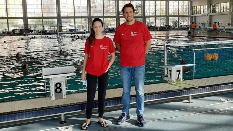 La waterpolista navarra Maite Aramendía junto a su entrenador del Larraina Asier Esteban. Cedida.