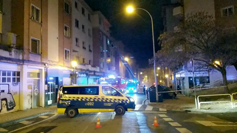 La Policía Municipal de Pamplona atiende un incendio en la calle Sangüesa. POLICÍA MUNICIPAL