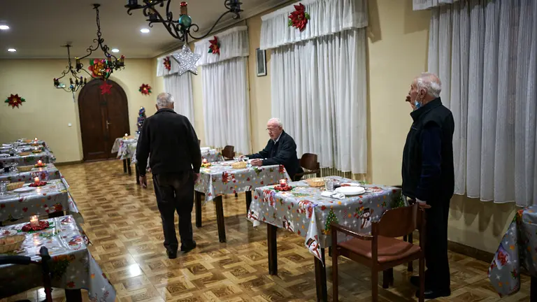 Agustín(d) bendice la mesa antes de la cena de Nochebuena. PABLO LASAOSA