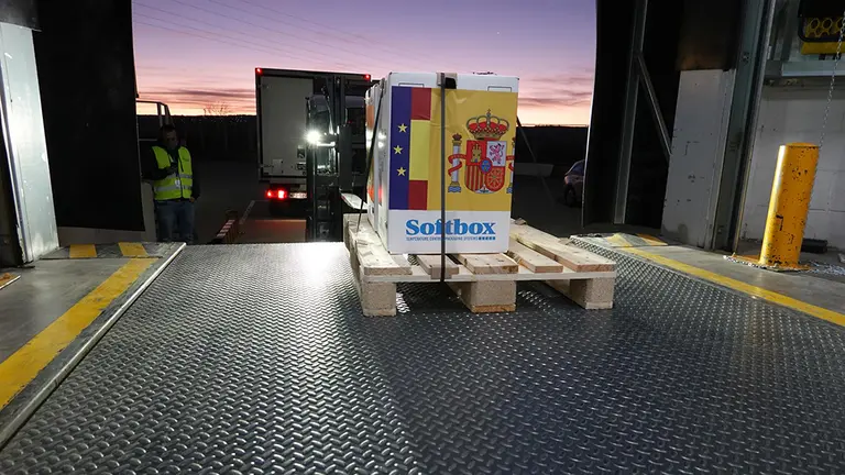 El camión que las transportaba desde Bélgica las vacunas ha llegado al almacén de Guadalajara a las 07:29 de este sábado. MONCLOA