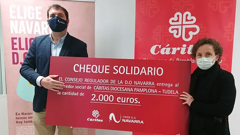Cheque entregado por Denominación de Origen Navarra a Caritas. D.O.NAVARRA