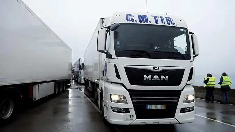 Un camión en la aduana británica. EUROPA PRESS