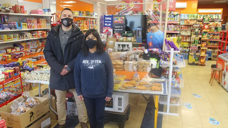 Raúl Pérez, presidente del CFS, y Katty Leiva con la cesta expuesta en el establecimiento de esta última. Cedida.