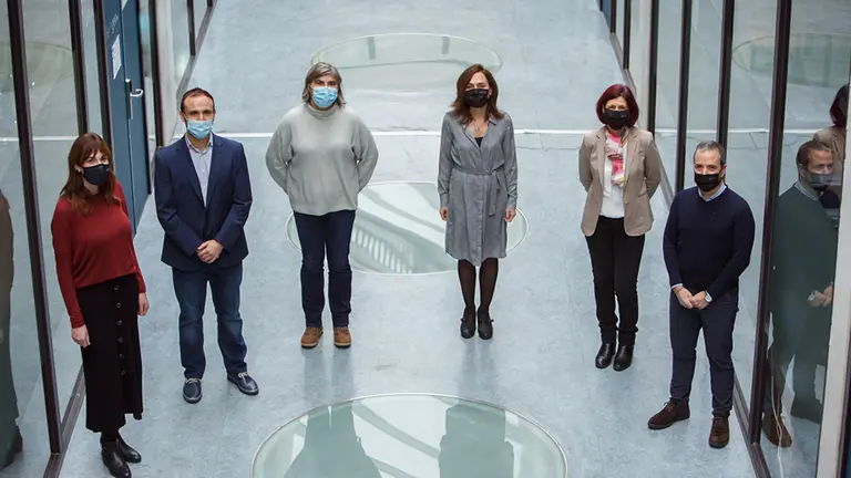 Foto de grupo de las personas distinguidas. De izquierda a derecha, Ana González Urteaga, Iñaki Zurutuza Arigita, Ramo Barrena Figueroa, Cristina Solano Goñi, Edurne Barrenechea Tartas y Javier Fernández Montalvo. UPNA