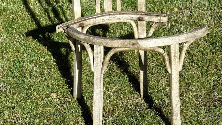 Una silla rota después de recibir un golpe. ARCHIVO