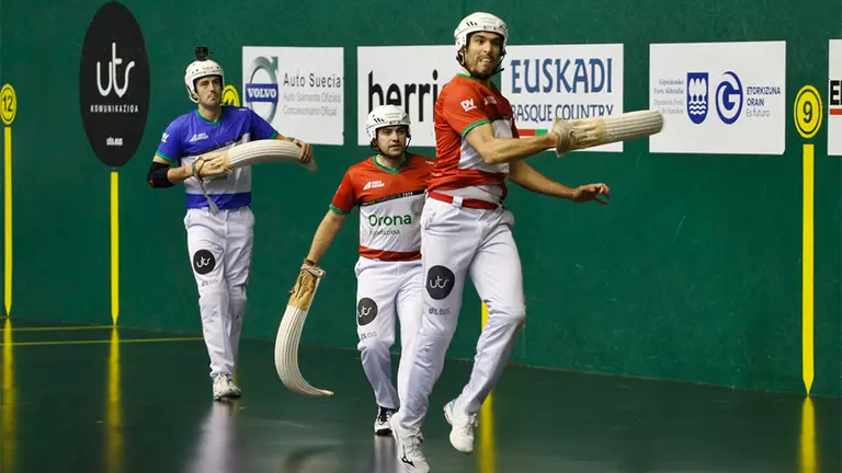 El pamplonés Javier Urriza remonta la pelota con gesto de rabia. Maialen Andrés.
