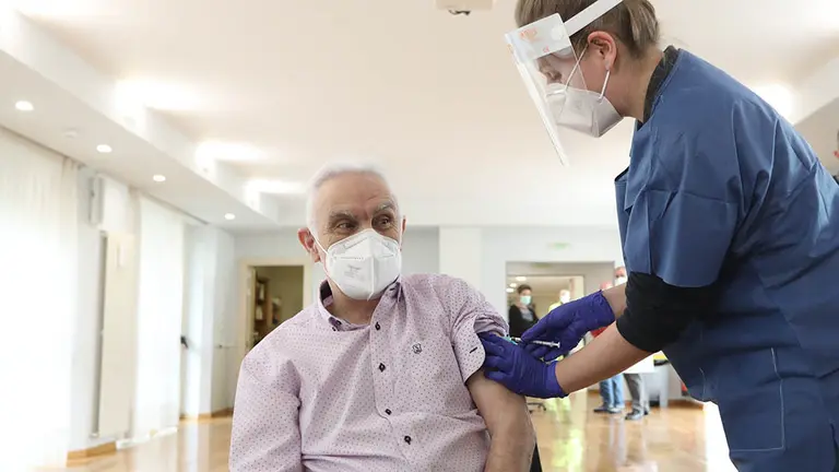 Las primeras vacunas frente al coronavirus de Pfizer se han inyectado en Navarra en la residencia El Vergel de Pamplona. GN (4)