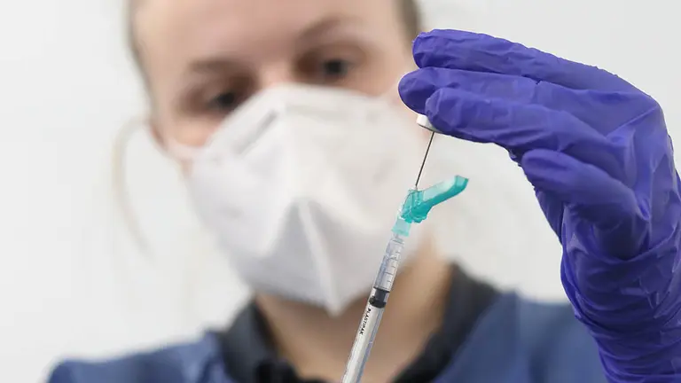 Las primeras vacunas frente al coronavirus de Pfizer se han inyectado en Navarra en la residencia El Vergel de Pamplona. GN (7)