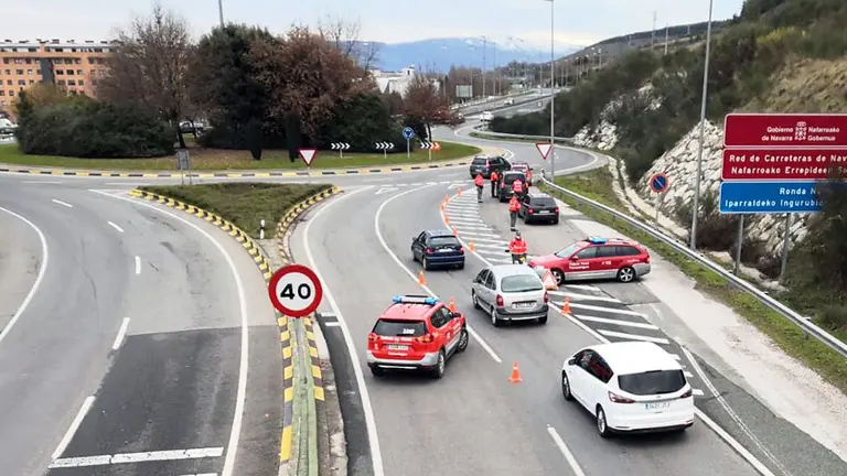 Control de tráfico de la Policía Foral en la ronda de Pamplona. FOTO: PF