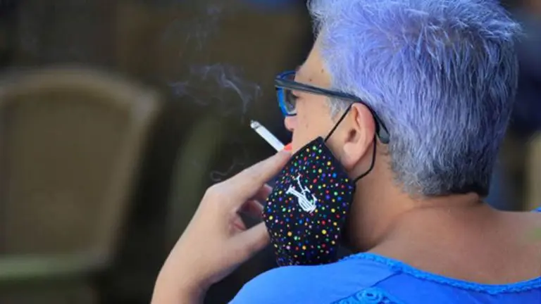 Una mujer se fuma un cigarrillo este jueves en Madrid.FERNANDO ALVARADO  EFE